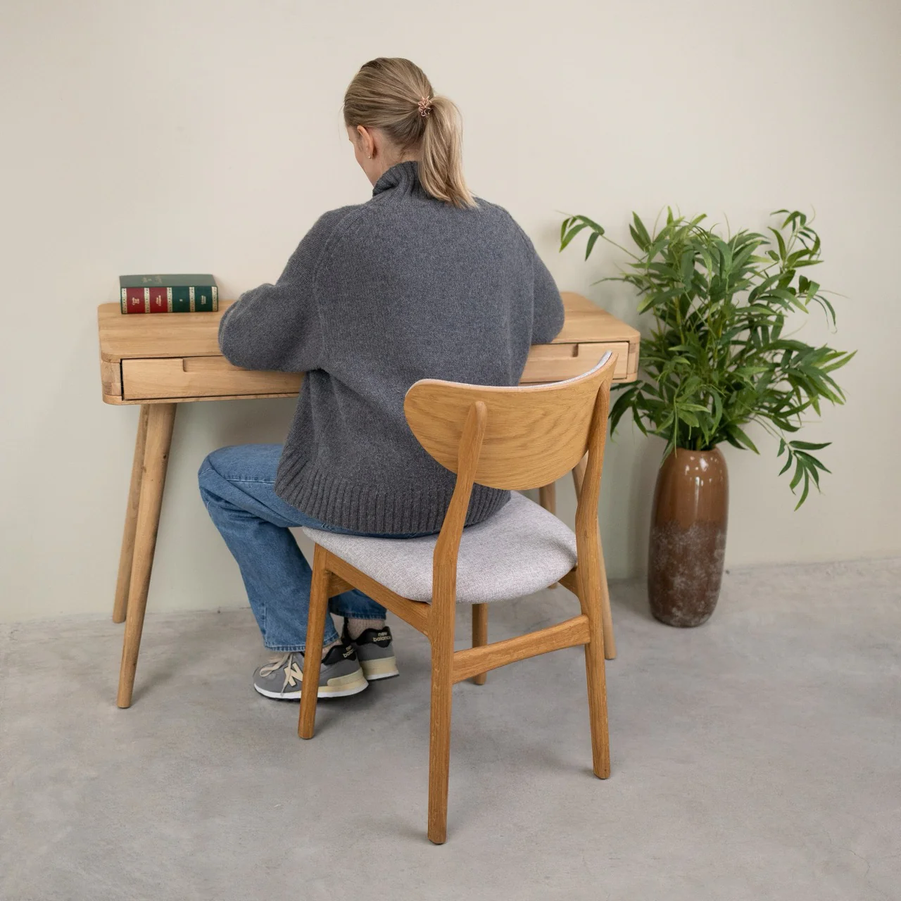 Scrivania-toeletta in rovere massiccio Escandi Atelier | NordicStory - Image 12