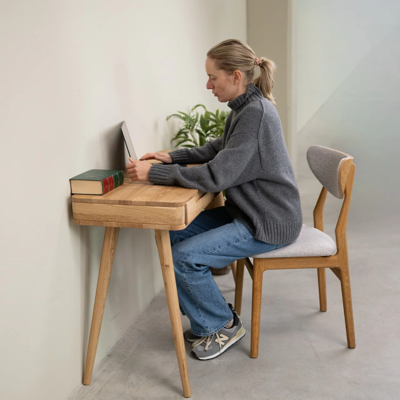 Scrivania-toeletta in rovere massiccio Escandi Atelier | NordicStory - Image 13