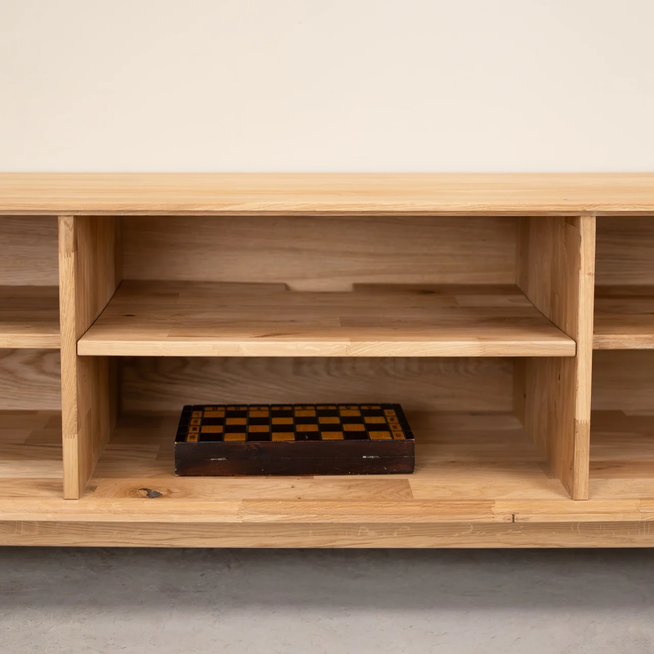 Mobile TV in rovere massiccio di Escandi Atelier | NordicStory - Image 3