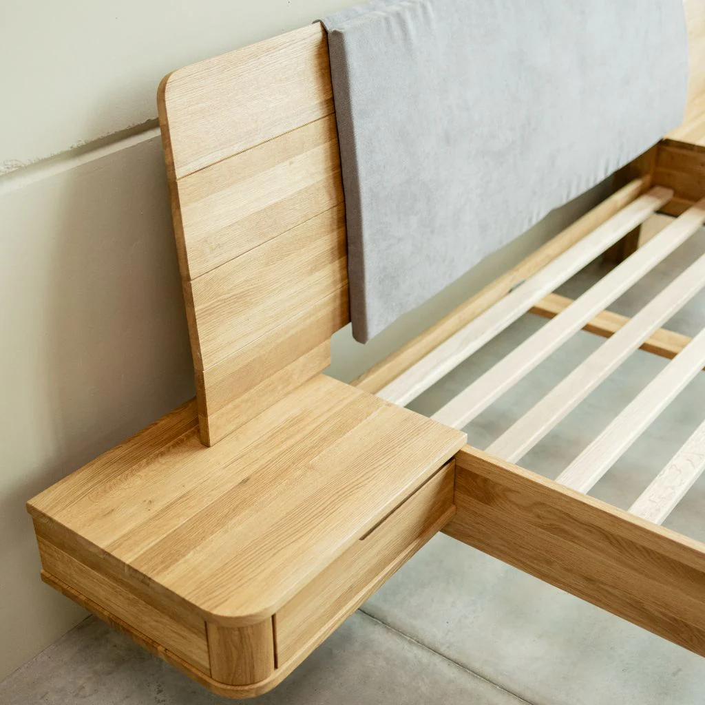Letto in rovere massello con comodini integrati ALINA | NordicStory - Image 10