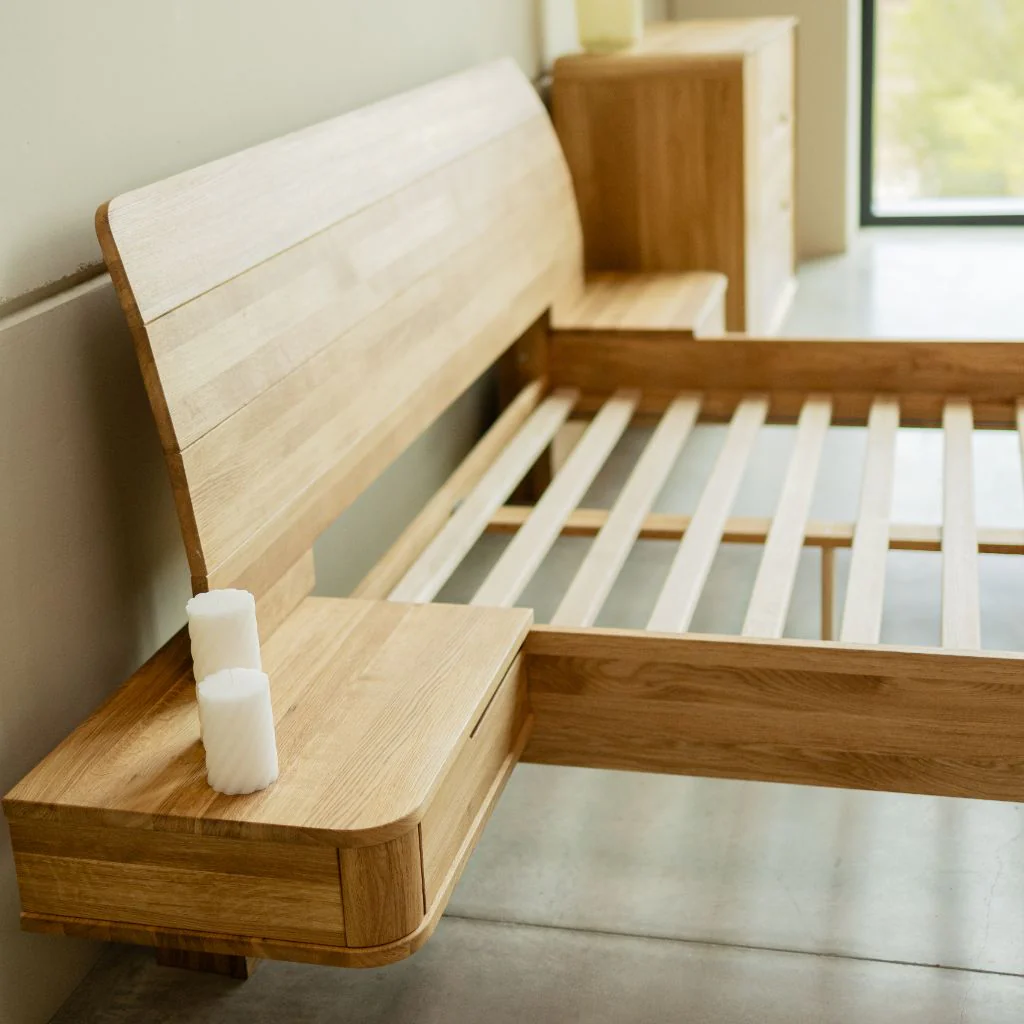 Letto in rovere massello con comodini integrati ALINA | NordicStory - Image 7