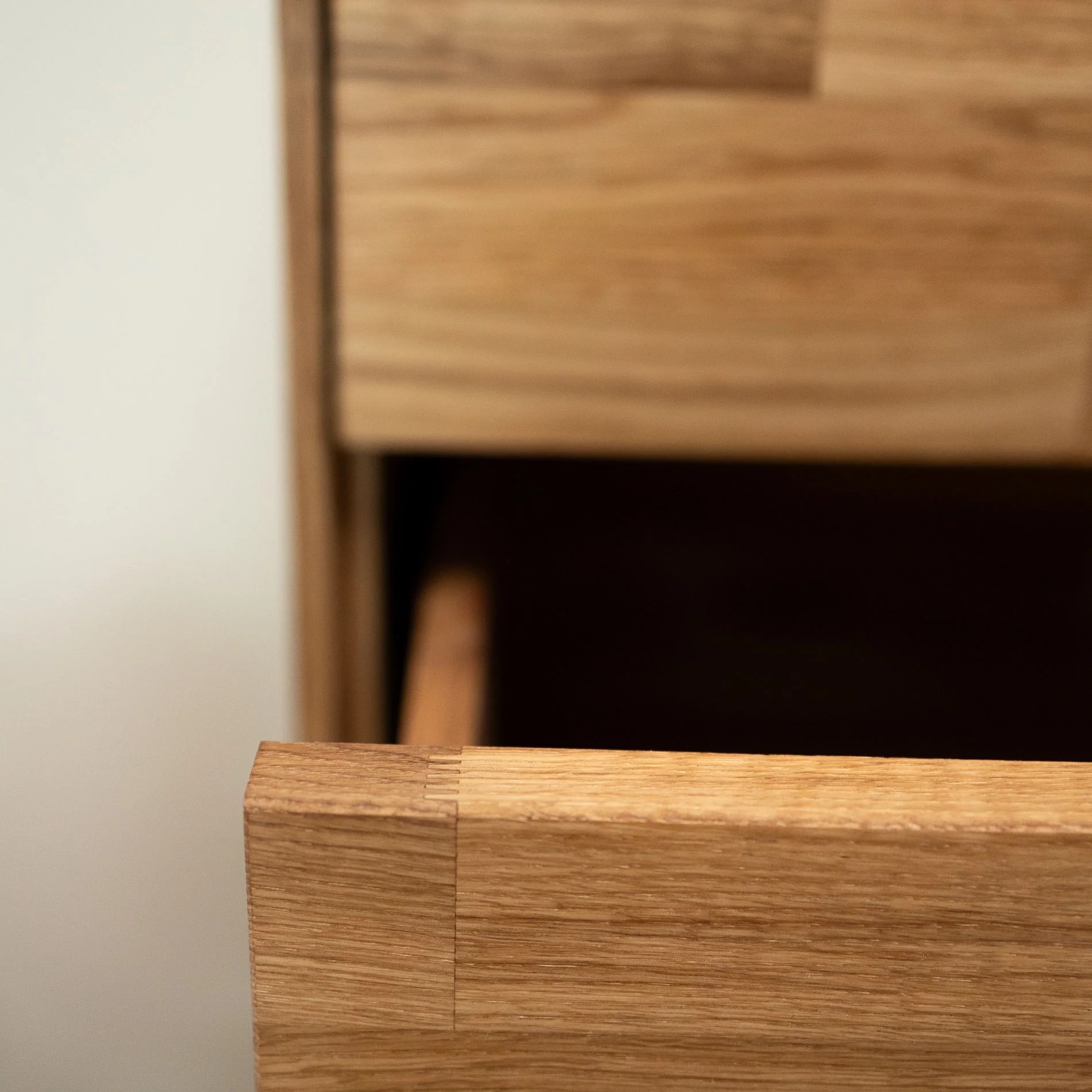 Comò alto in legno massello di rovere Escandi 6 | NordicStory - Image 3