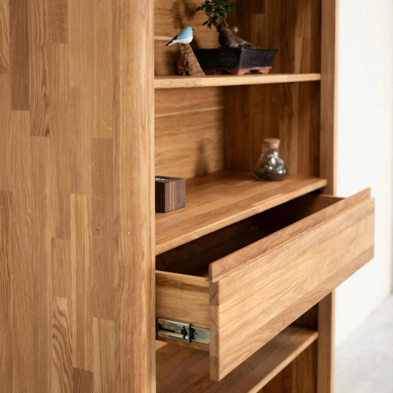 Libreria Scaffale a muro con 2 cassetti in legno massello di rovere Elsa 2 | NordicStory - Image 6