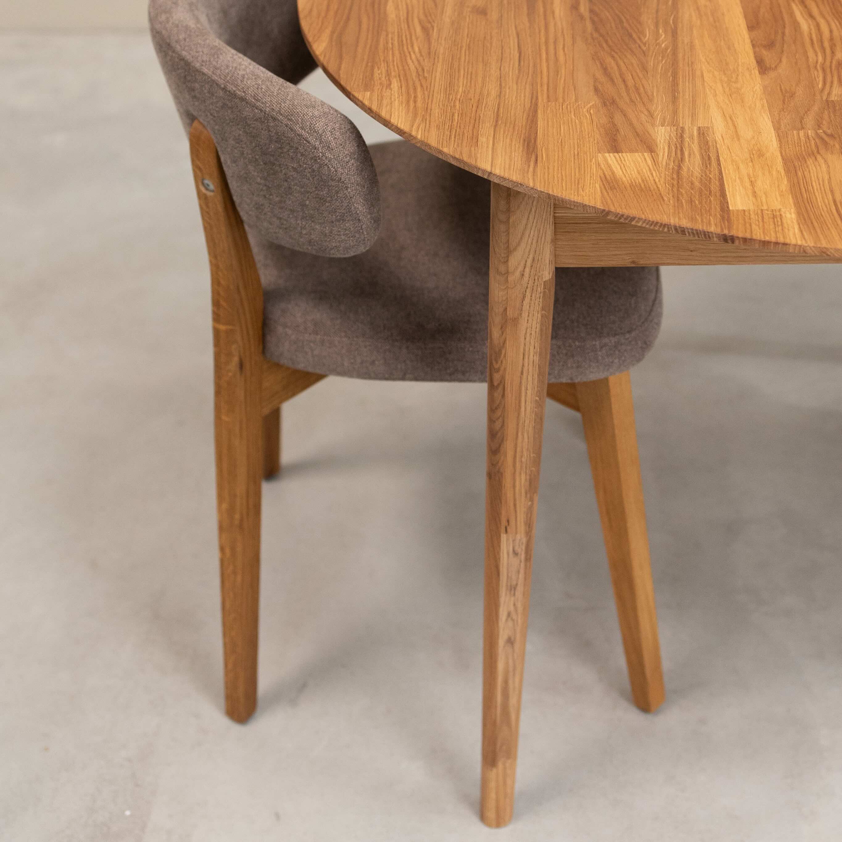 Tavolo da pranzo rotondo ed estensibile in legno massello di rovere Escandi 5 | NordicStory - Image 12