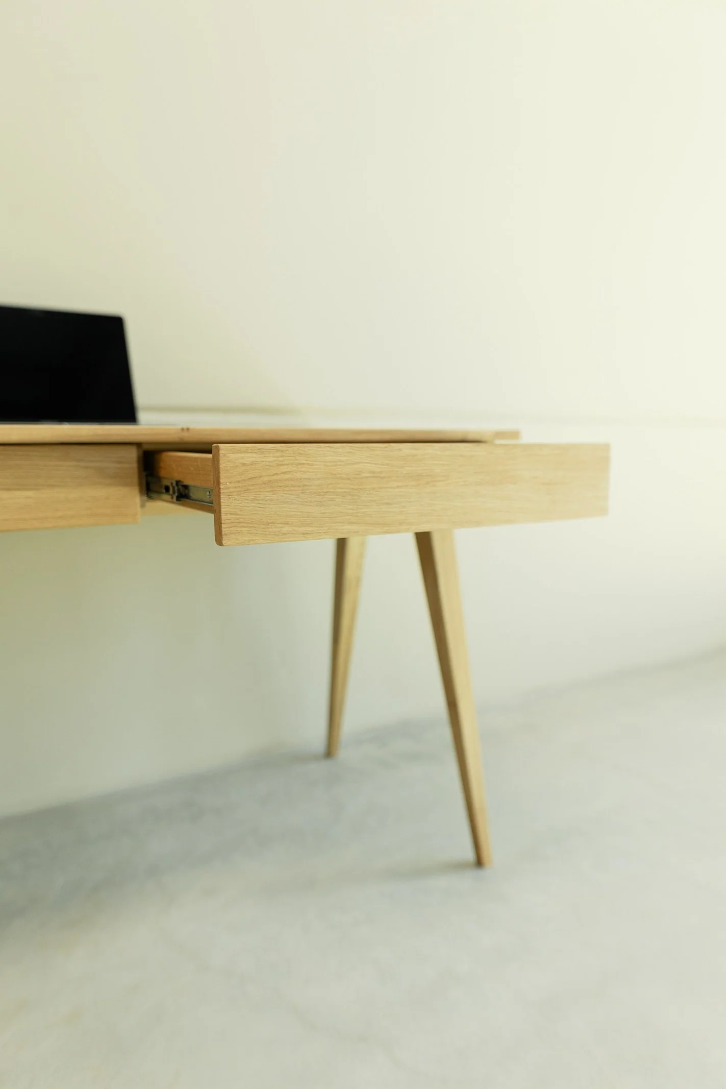 Scrivania in legno massello di rovere Berg | NordicStory - Image 5