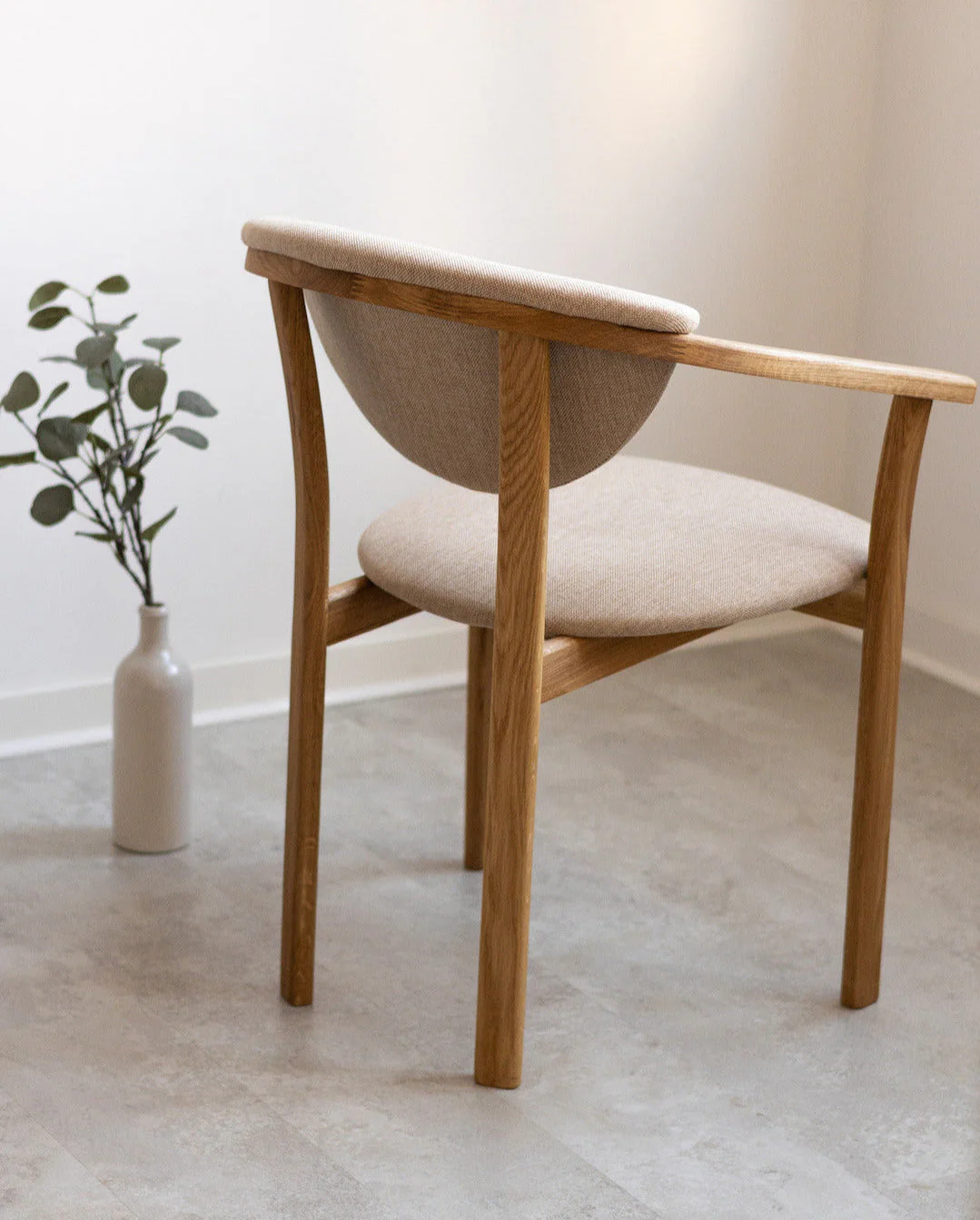 Confezione da 2 o 4 sedie da pranzo Alexis, struttura in rovere massiccio, rivestimento beige | NordicStory - Image 11