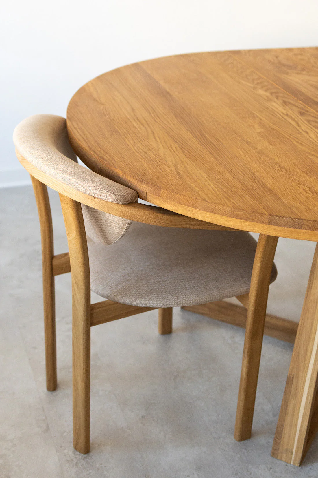 Confezione da 2 o 4 sedie da pranzo Alexis, struttura in rovere massiccio, rivestimento beige | NordicStory - Image 3