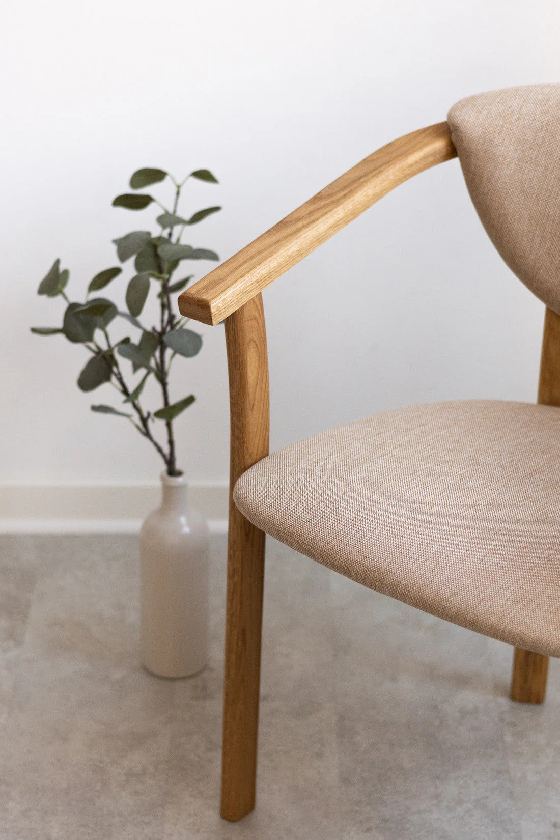 Confezione da 2 o 4 sedie da pranzo Alexis, struttura in rovere massiccio, rivestimento beige | NordicStory - Image 5