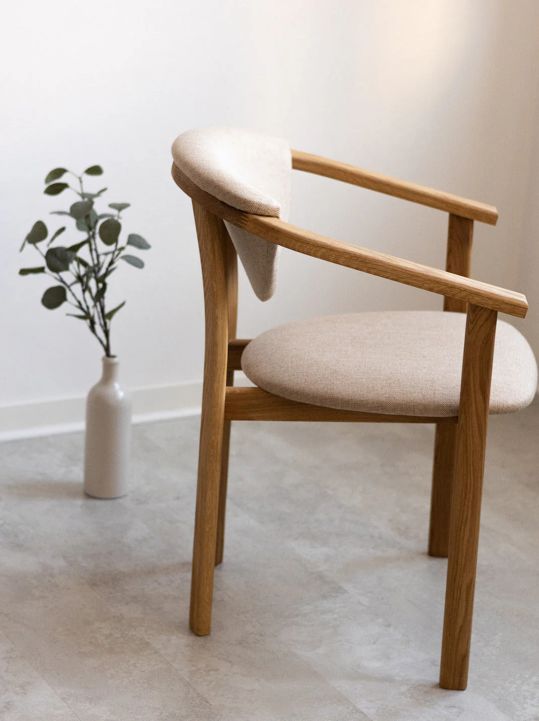 Confezione da 2 o 4 sedie da pranzo Alexis, struttura in rovere massiccio, rivestimento beige | NordicStory - Image 6