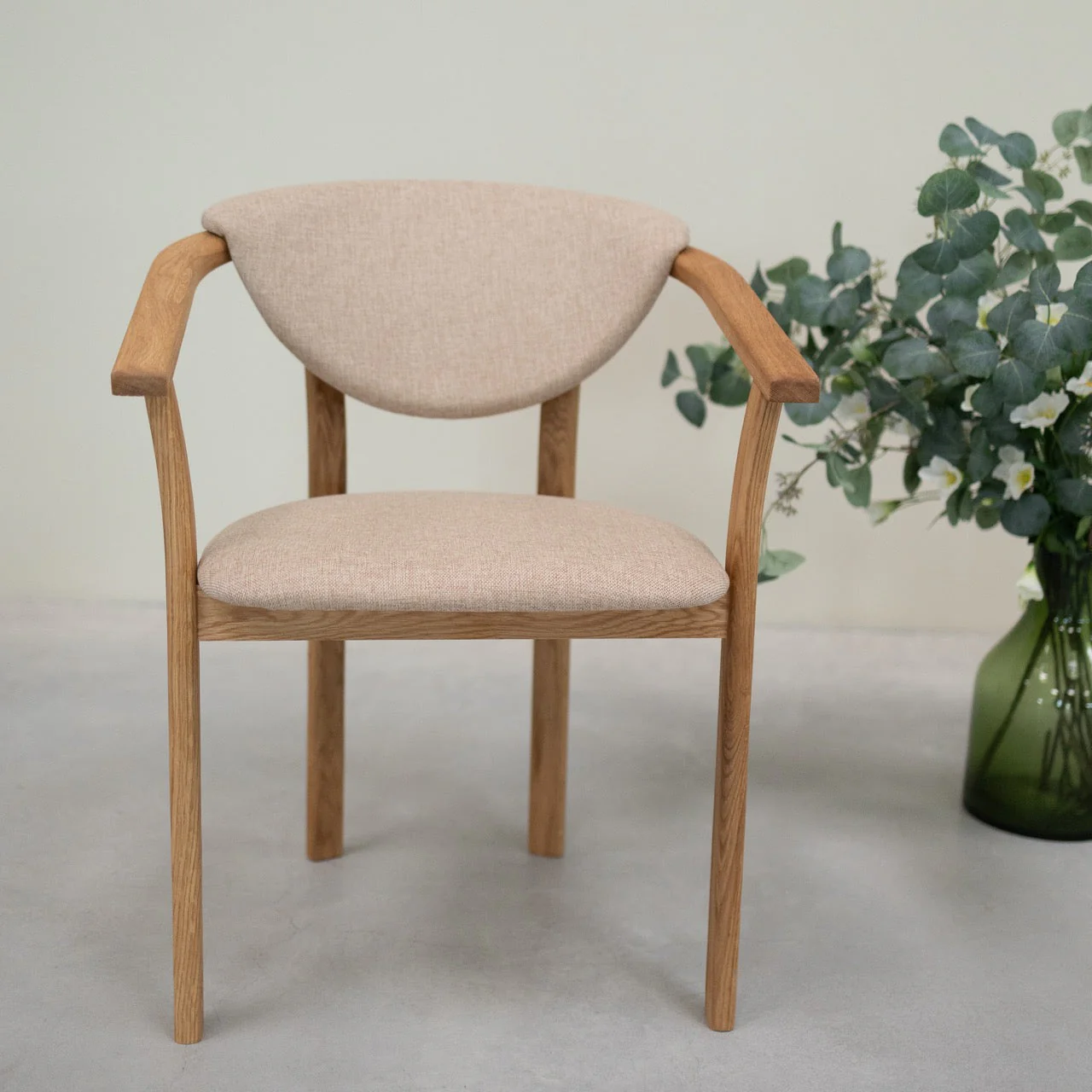 Confezione da 2 o 4 sedie da pranzo Alexis, struttura in rovere massiccio, rivestimento beige | NordicStory - Image 8