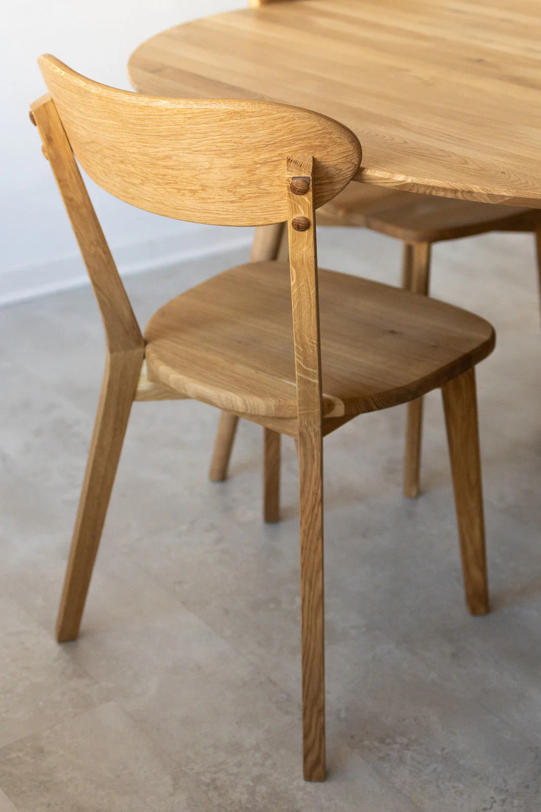 Confezione da 2 o 4 sedie da pranzo in rovere massiccio Isku | NordicStory - Image 11