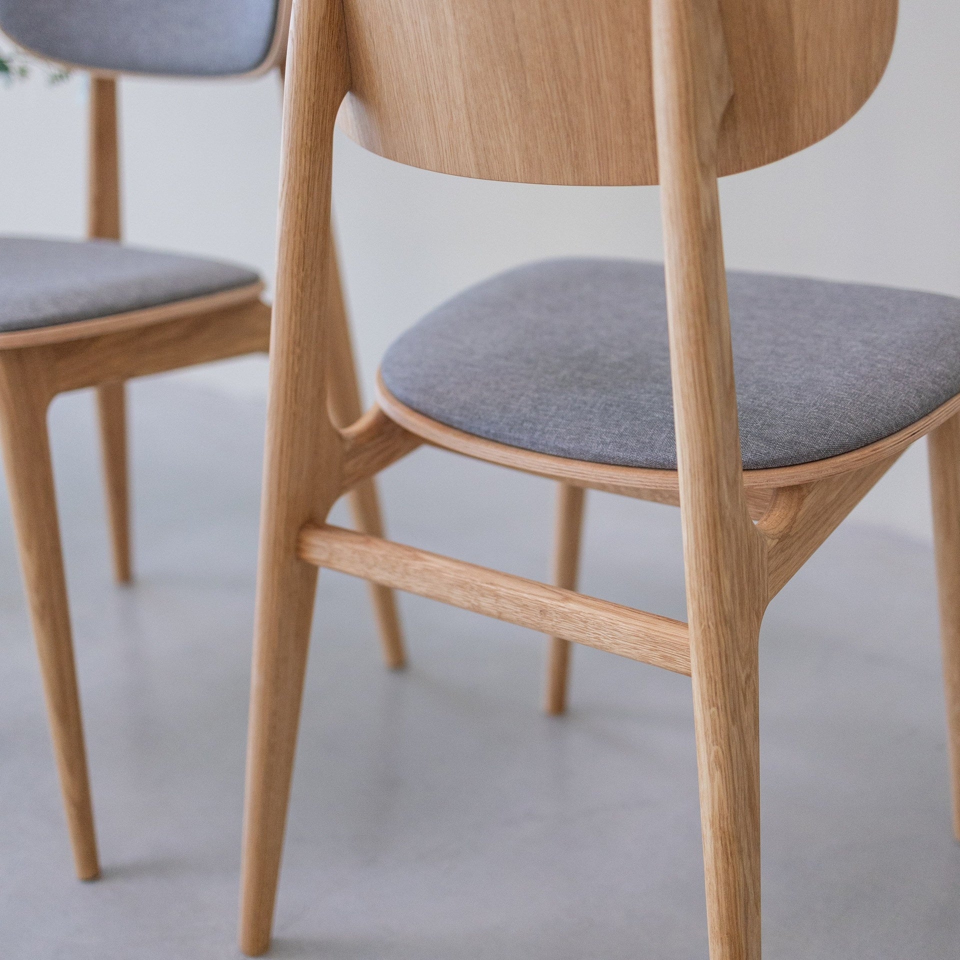 Confezione da 2 o 4 sedie da pranzo Varde, struttura in rovere massiccio, imbottitura | NordicStory - Image 11