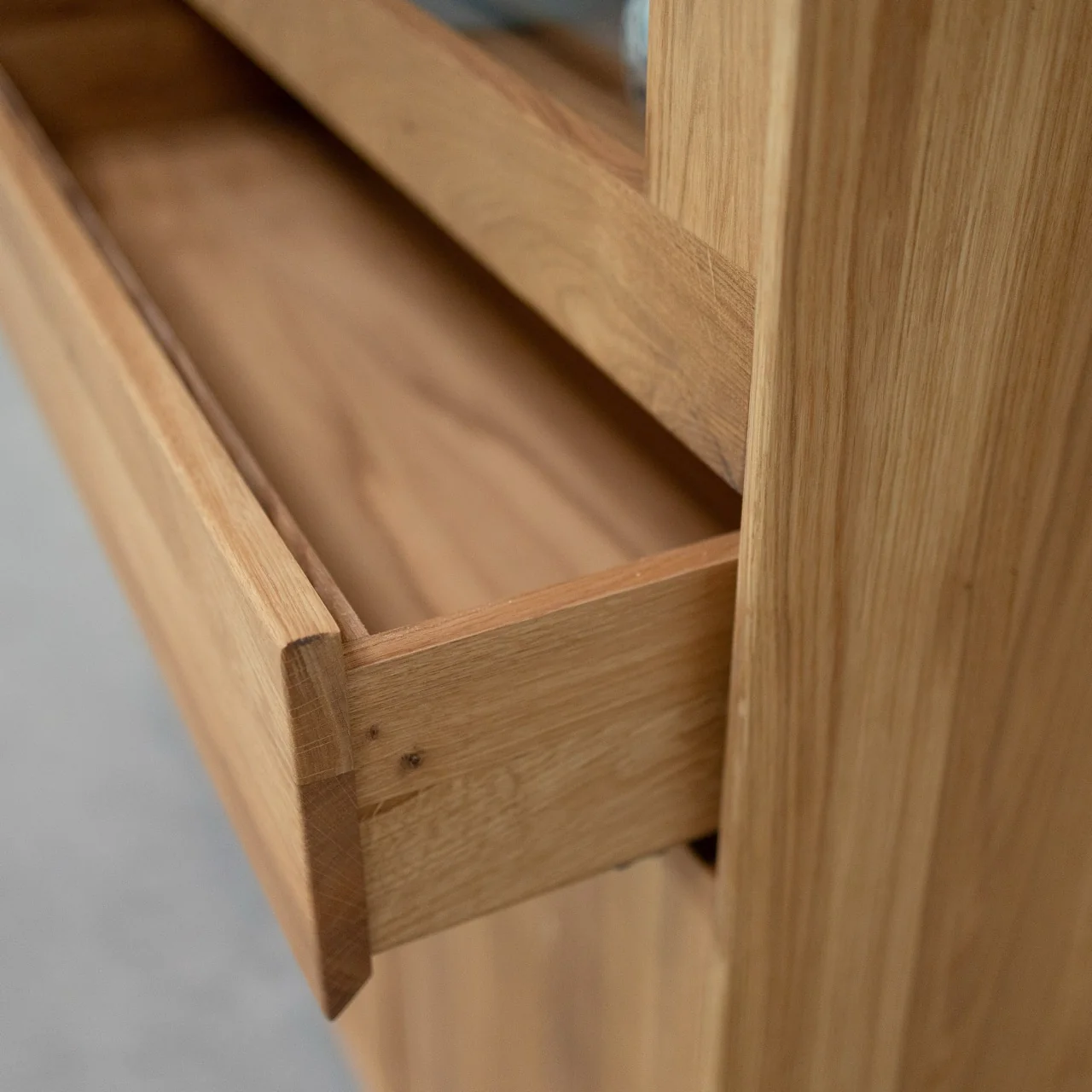 Vetrina in legno massello di rovere Bremen 3 | NordicStory - Image 7