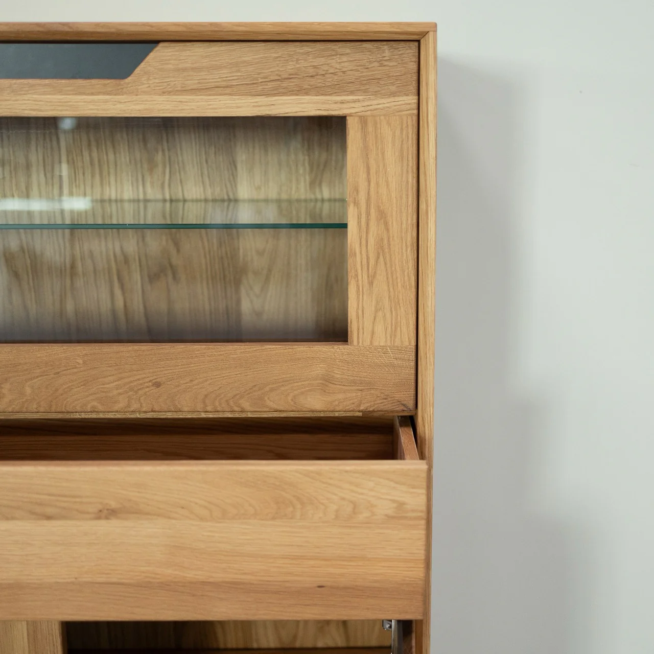 Vetrina in legno massello di rovere Bremen 3 | NordicStory - Image 8