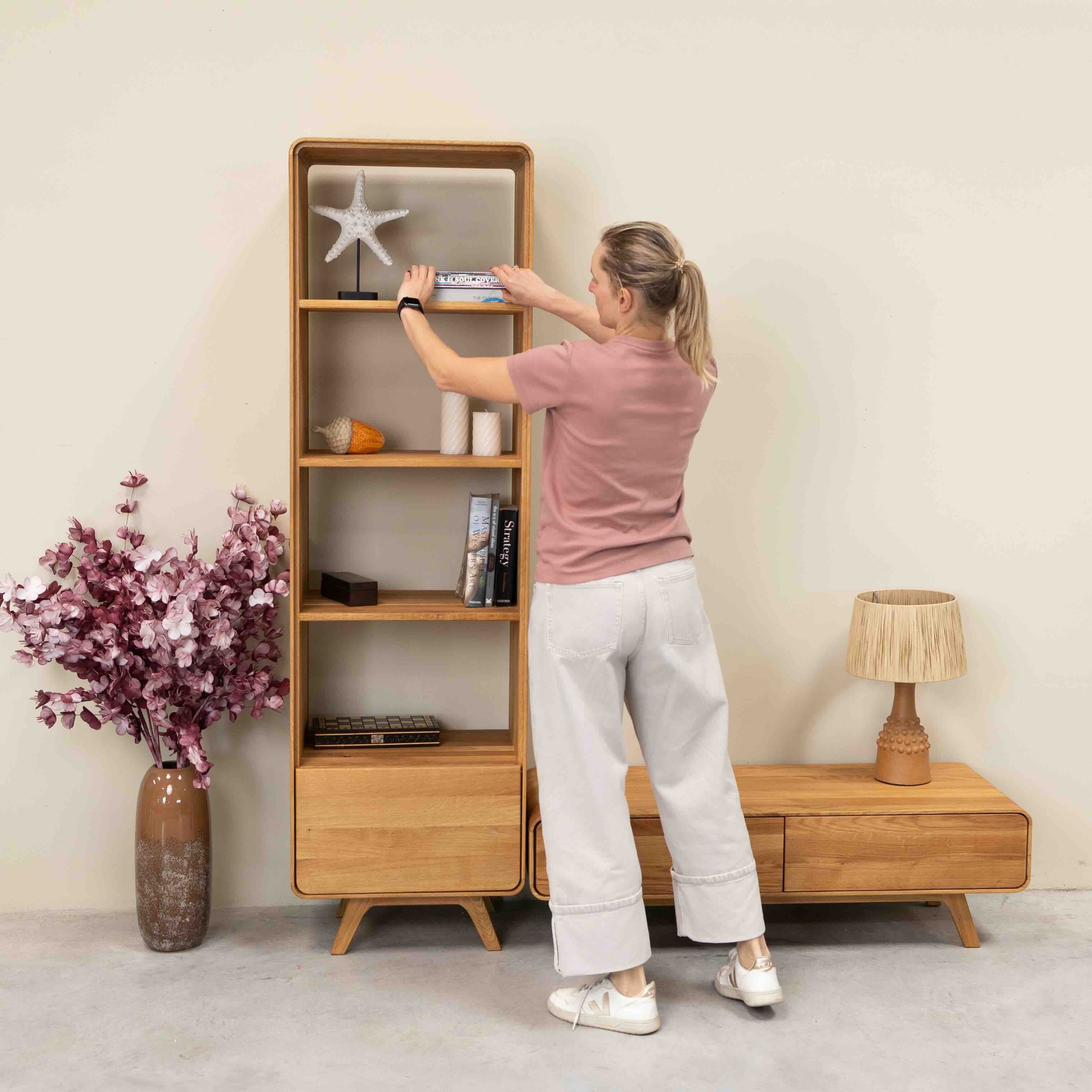 Vetrina in legno massello di rovere Geneva 1 | NordicStory - Image 11