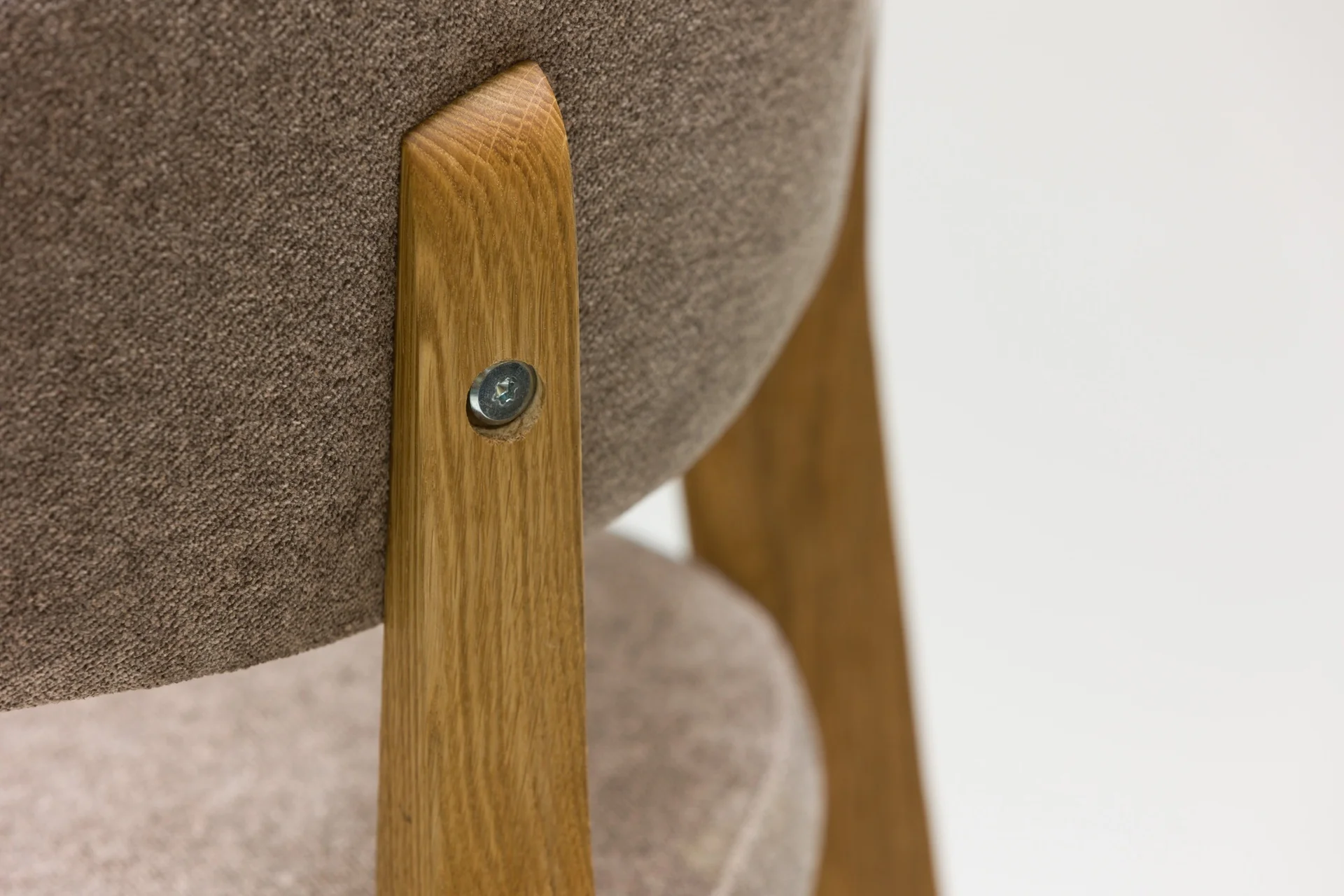 Confezione da 2 o 4 sedie da pranzo Claus in rovere massiccio, rivestite in grigio o marrone | VESKOR - Image 11