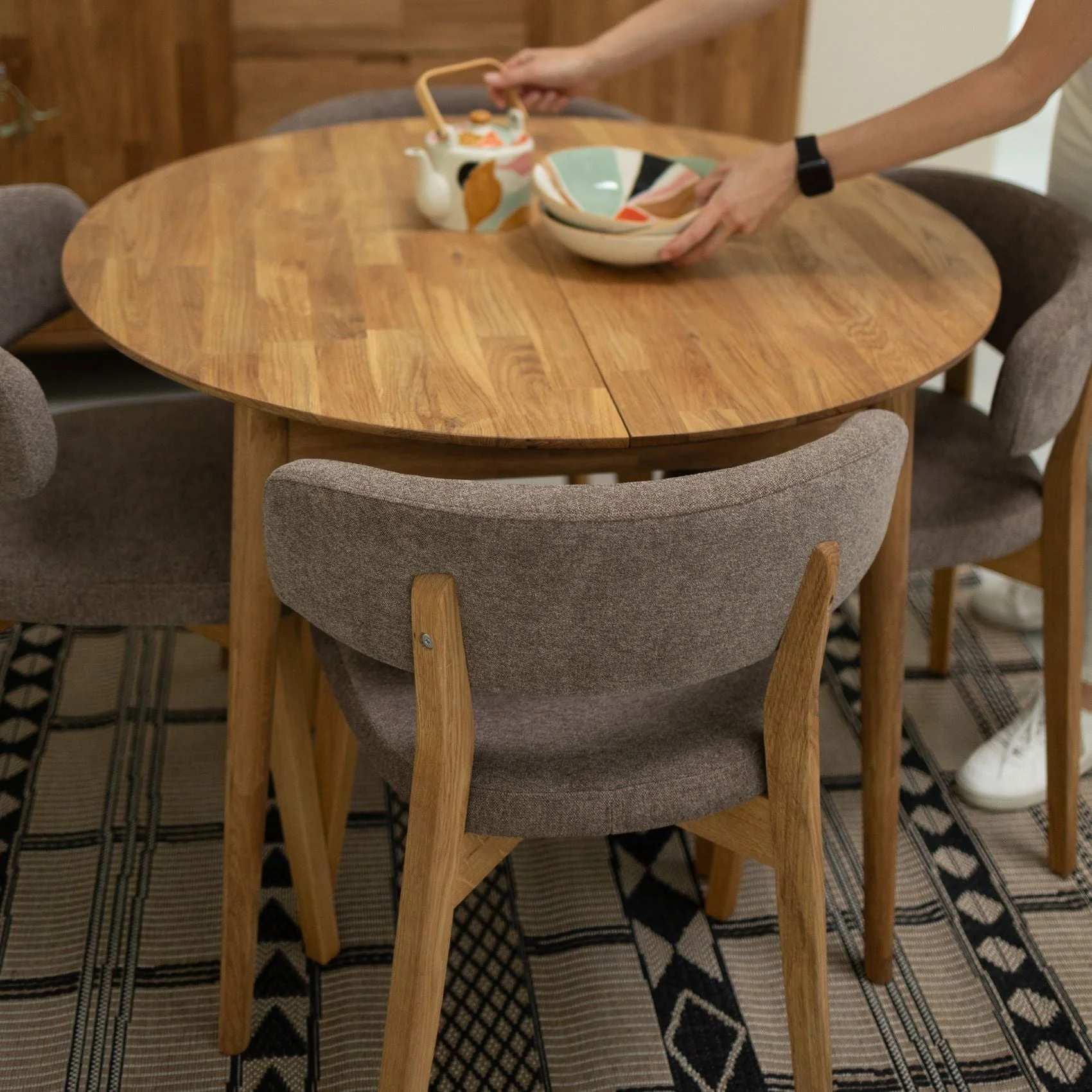 Confezione da 2 o 4 sedie da pranzo Claus in rovere massiccio, rivestite in grigio o marrone | VESKOR - Image 12