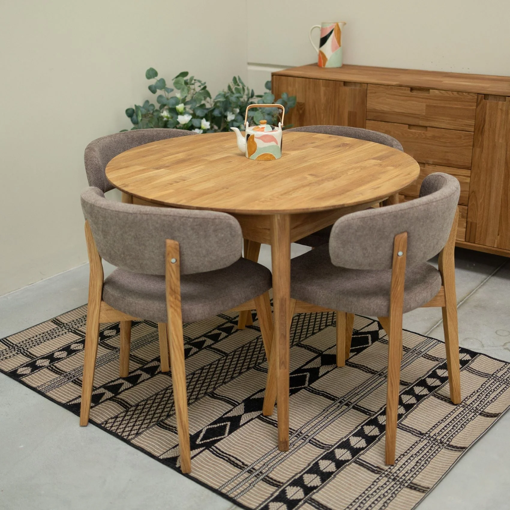 Confezione da 2 o 4 sedie da pranzo Claus in rovere massiccio, rivestite in grigio o marrone | VESKOR - Image 14