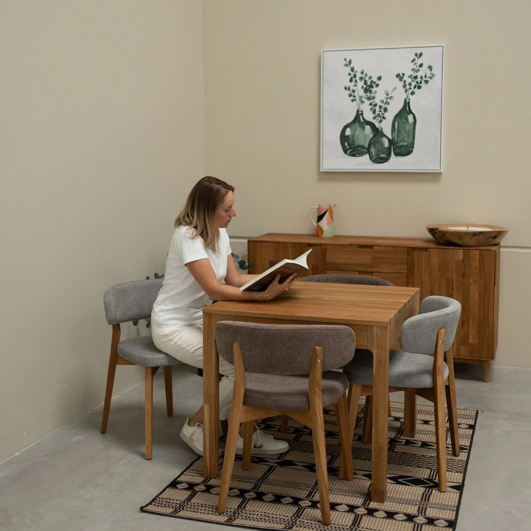 Confezione da 2 o 4 sedie da pranzo Claus in rovere massiccio, rivestite in grigio o marrone | VESKOR - Image 16