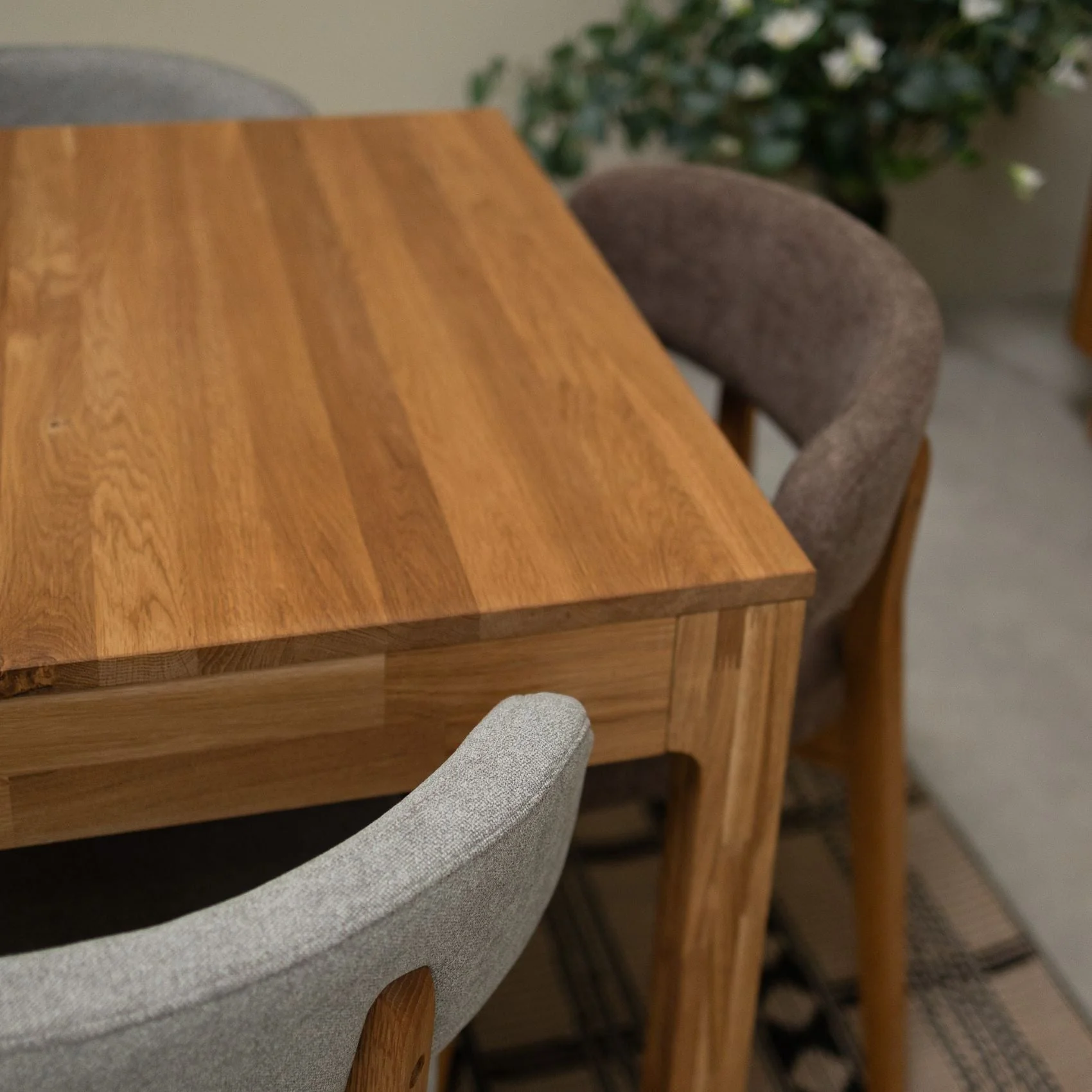 Confezione da 2 o 4 sedie da pranzo Claus in rovere massiccio, rivestite in grigio o marrone | VESKOR - Image 18