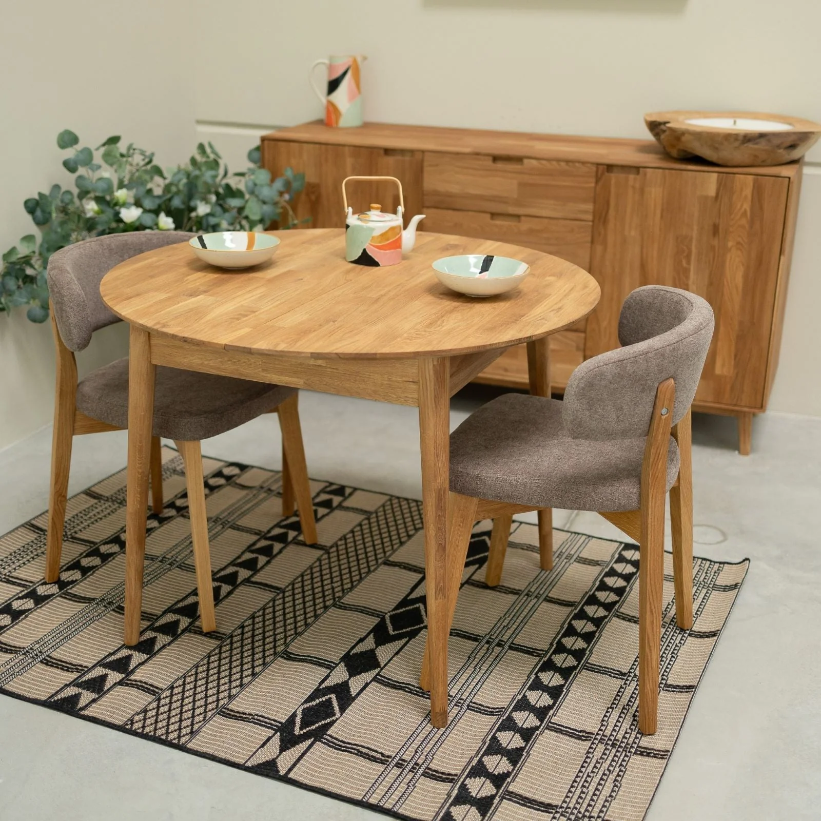 Confezione da 2 o 4 sedie da pranzo Claus in rovere massiccio, rivestite in grigio o marrone | VESKOR - Image 3