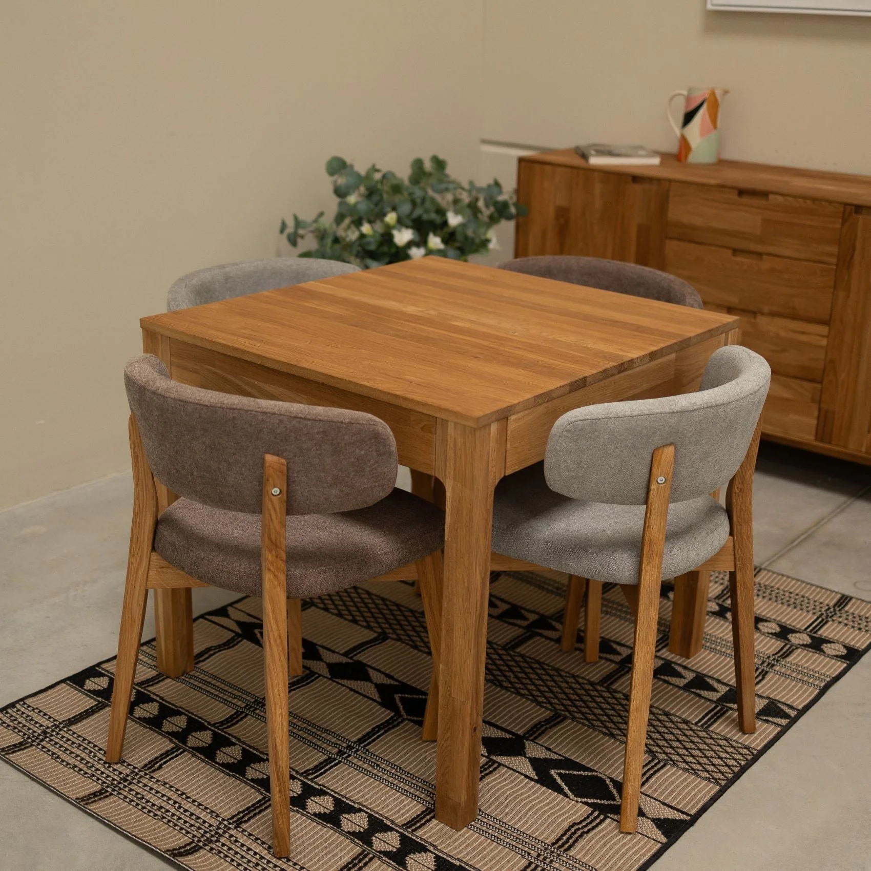 Confezione da 2 o 4 sedie da pranzo Claus in rovere massiccio, rivestite in grigio o marrone | VESKOR - Image 6