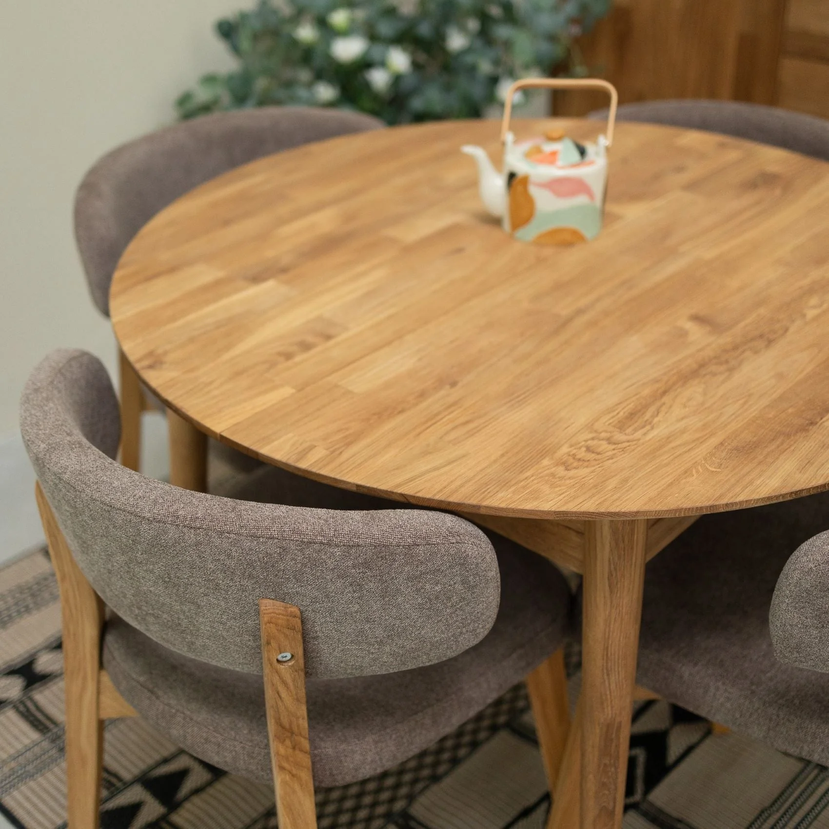 Confezione da 2 o 4 sedie da pranzo Claus in rovere massiccio, rivestite in grigio o marrone | VESKOR - Image 9